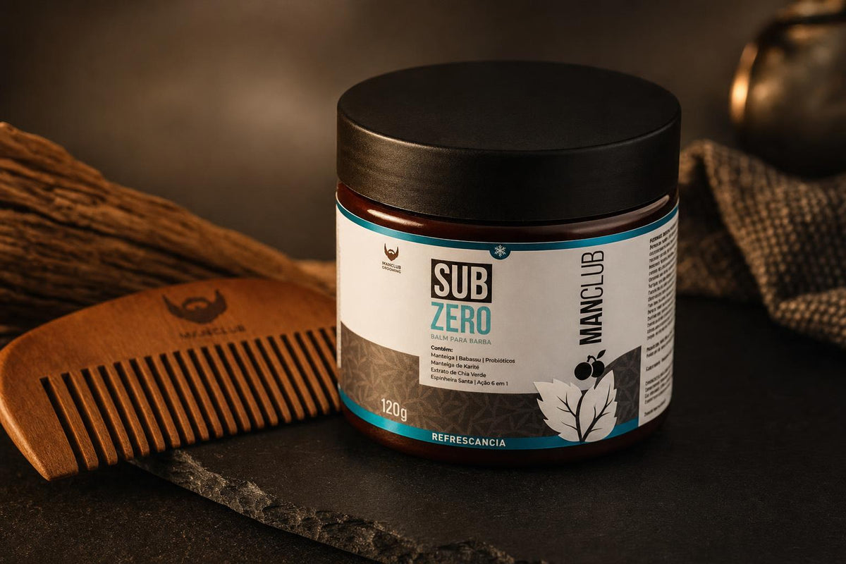 Balm para barba SubZero da ManClub com pente sobre superfície escura