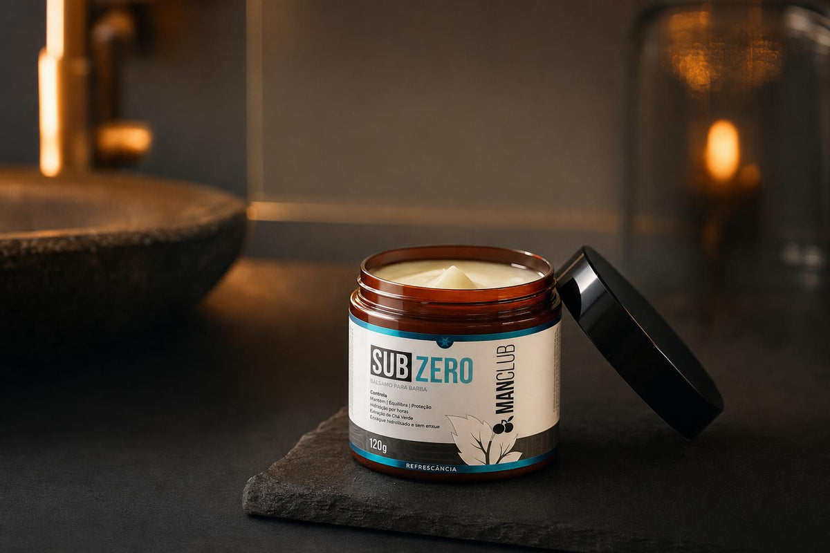 Pote de balm para barba SubZero da ManClub aberto em bancada escura