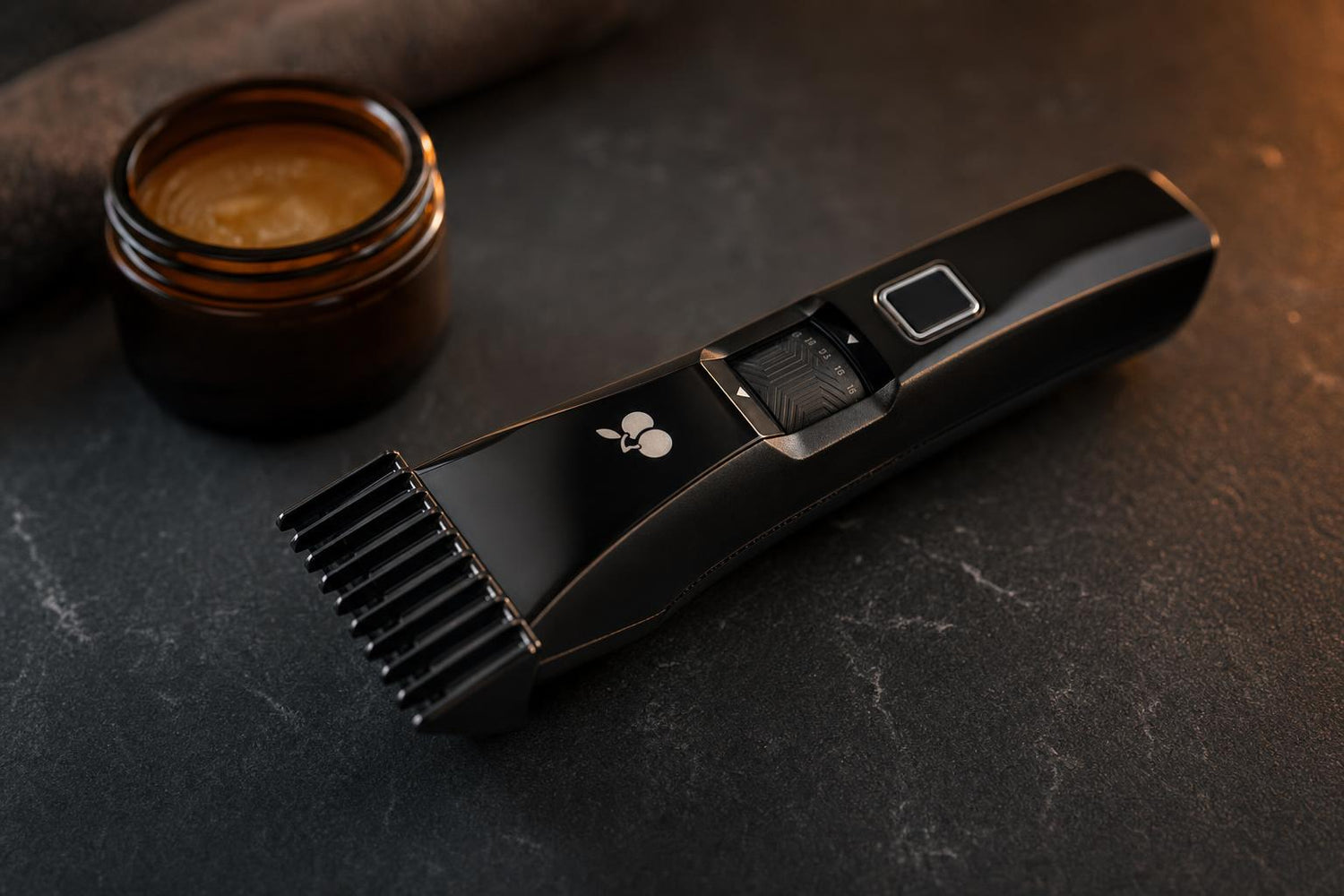 O Escultor 2.0, aparador de barba da ManClub, sobre bancada escura com balm ao lado