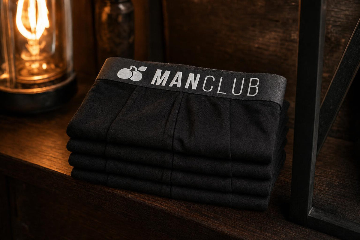 Cueca boxer de algodão da ManClub dobrada em prateleira de madeira