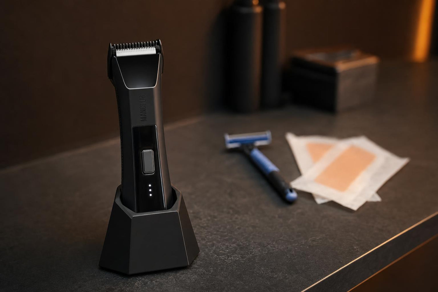 Depilação íntima masculina: aparador O Desmatador 2.0 da ManClub à frente de métodos antigos como lâmina e cera